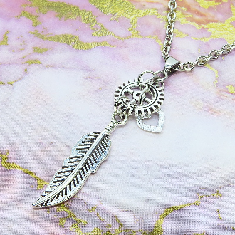 アンティークシルバー フェザーと歯車を組合せたスリムなネックレス スチームパンク風 ハート