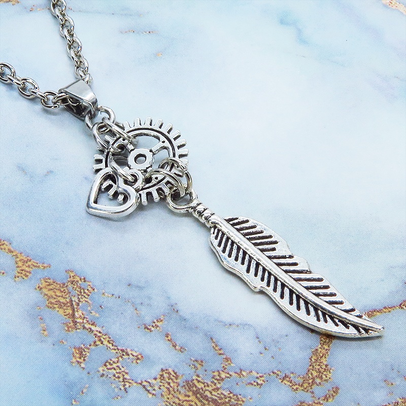 アンティークシルバー フェザーと歯車を組合せたスリムなネックレス スチームパンク風 ハート