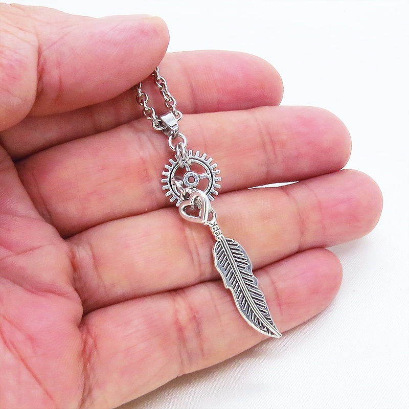 アンティークシルバー フェザーと歯車を組合せたスリムなネックレス スチームパンク風 ハート