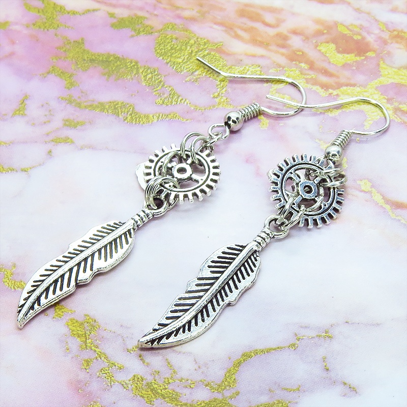 アンティークシルバー フェザーと歯車を組合せたスリムなピアス スチームパンク風 ハート