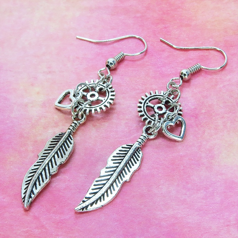 アンティークシルバー フェザーと歯車を組合せたスリムなピアス スチームパンク風 ハート