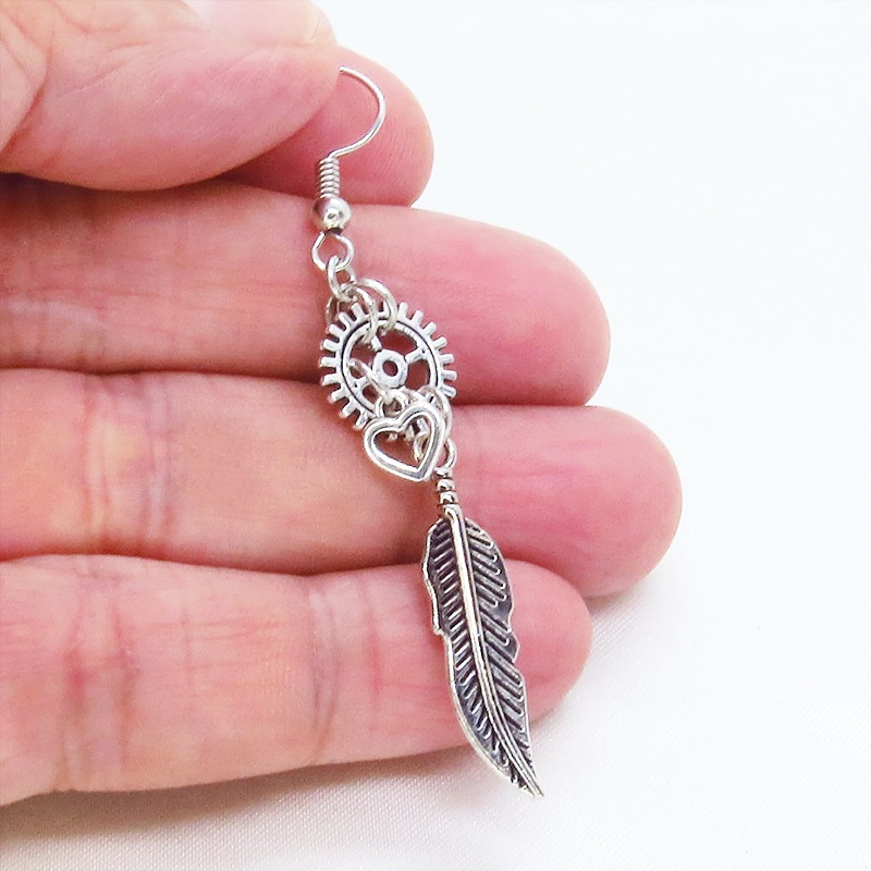 アンティークシルバー フェザーと歯車を組合せたスリムなピアス スチームパンク風 ハート