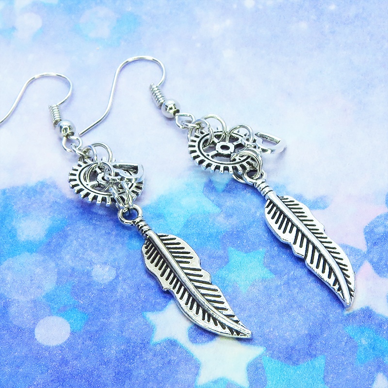 アンティークシルバー フェザーと歯車を組合せたスリムなピアス スチームパンク風 ハート