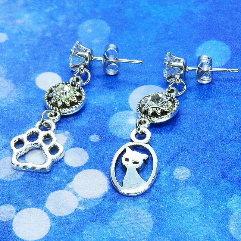 シルバーカラー 猫と肉球のスタッドピアス ステンレス キュービックジルコニア ラインストーン
