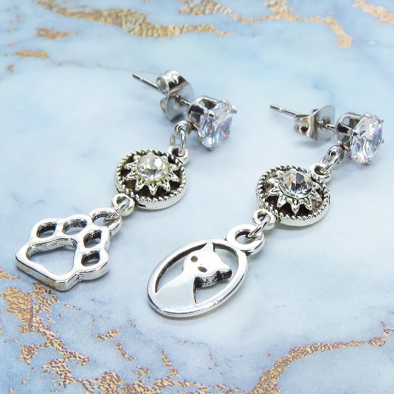 シルバーカラー 猫と肉球のスタッドピアス ステンレス キュービックジルコニア ラインストーン