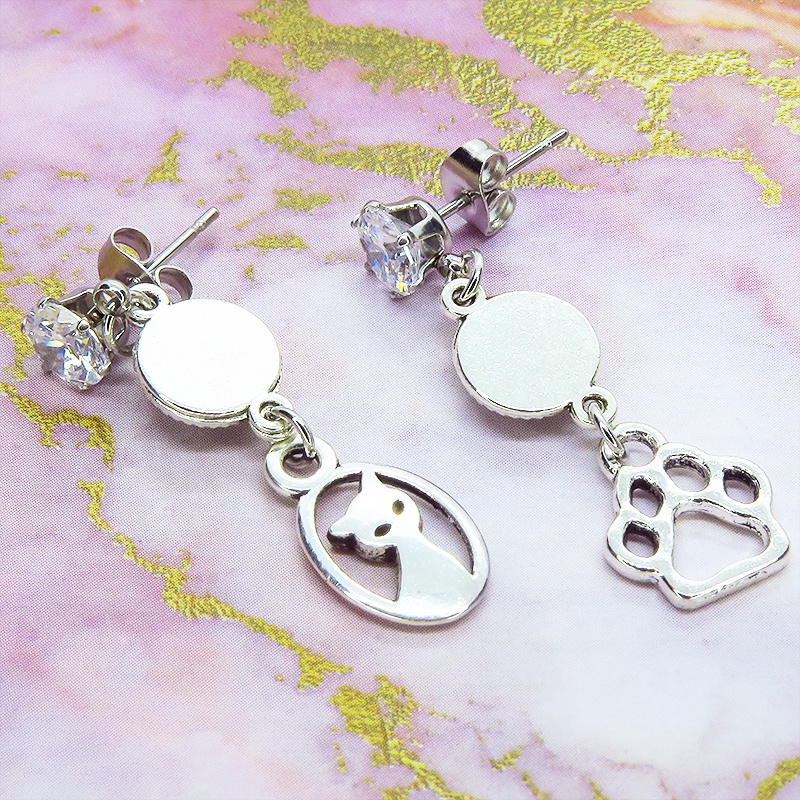 シルバーカラー 猫と肉球のスタッドピアス ステンレス キュービックジルコニア ラインストーン