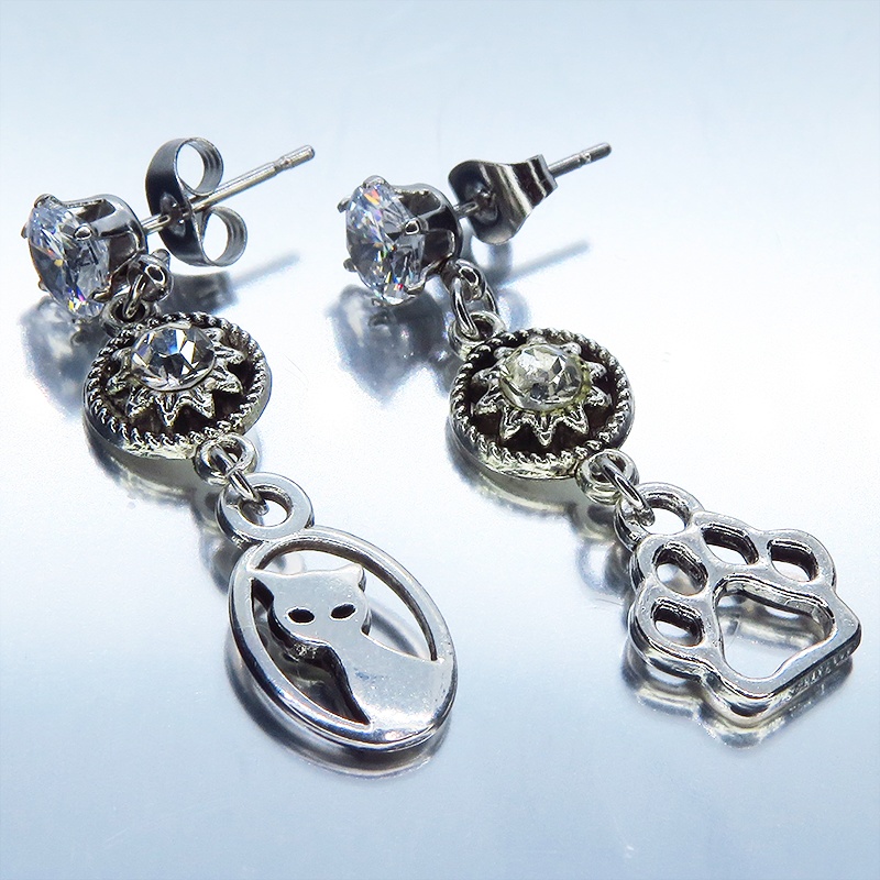 シルバーカラー 猫と肉球のスタッドピアス ステンレス キュービックジルコニア ラインストーン