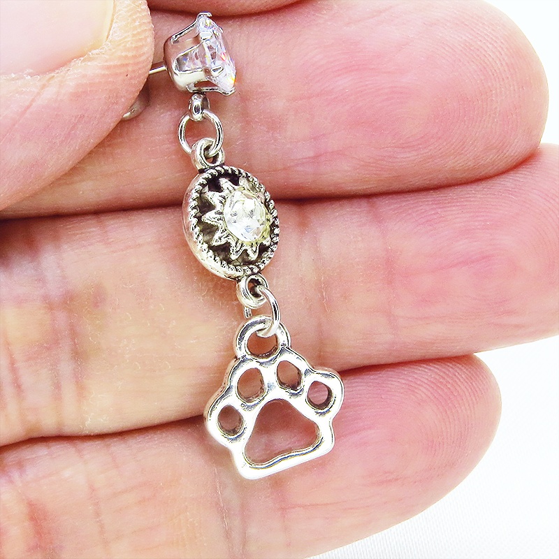 シルバーカラー 猫と肉球のスタッドピアス ステンレス キュービックジルコニア ラインストーン