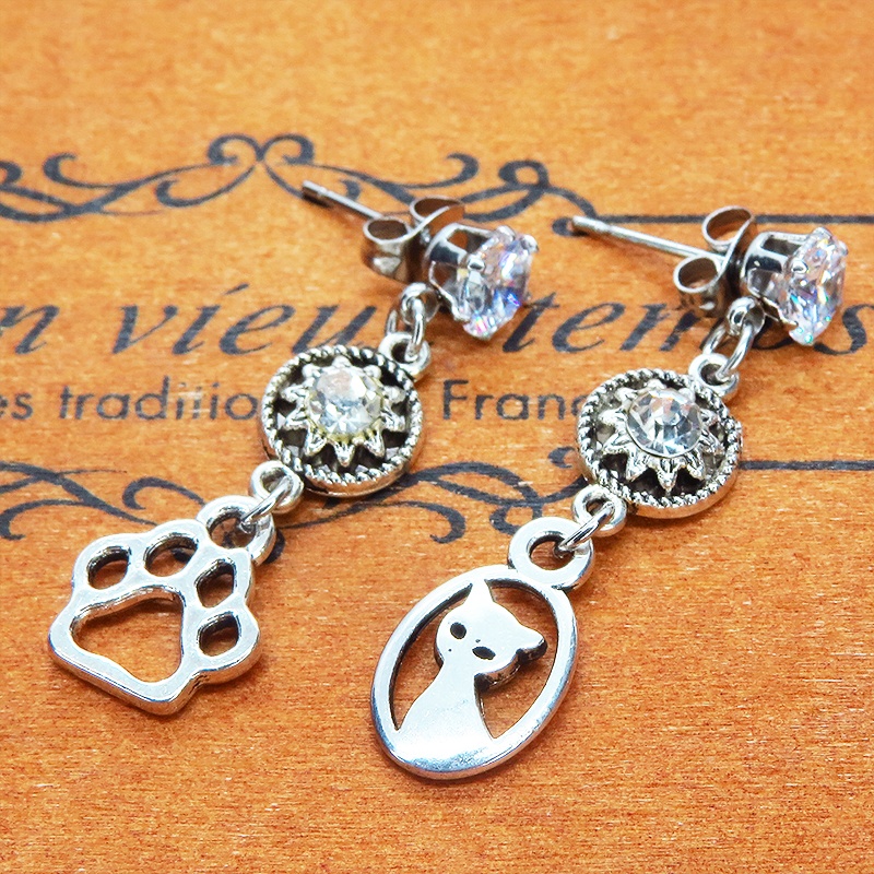 シルバーカラー 猫と肉球のスタッドピアス ステンレス キュービックジルコニア ラインストーン