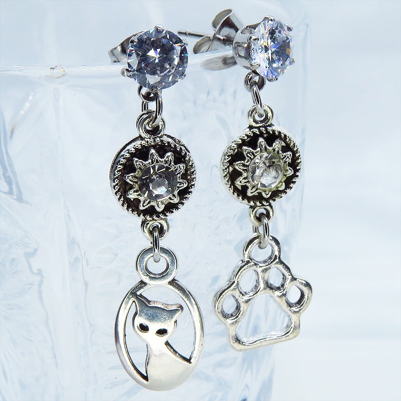 シルバーカラー 猫と肉球のスタッドピアス ステンレス キュービックジルコニア ラインストーン