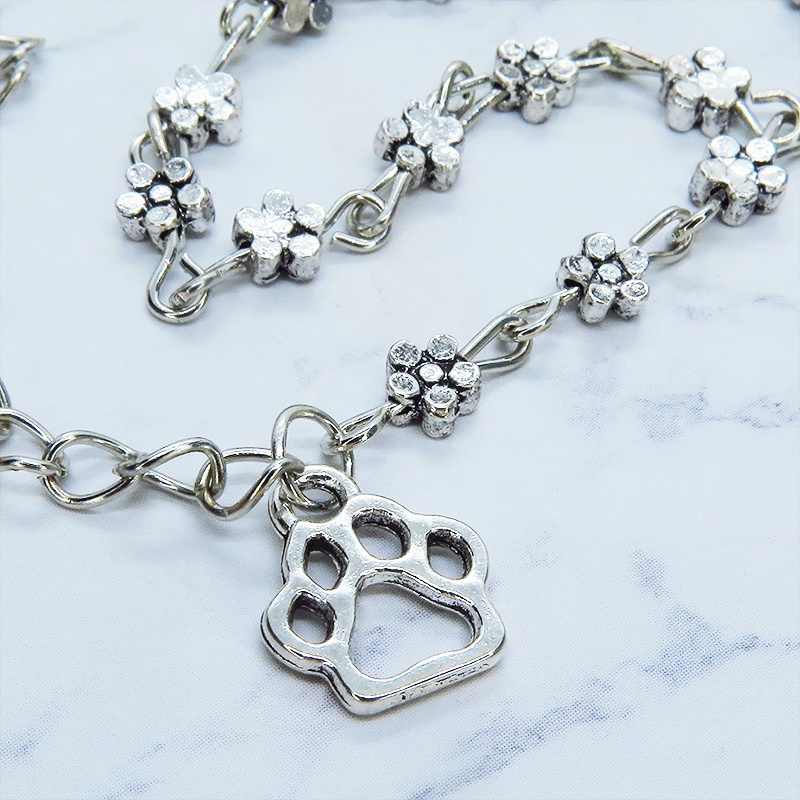 小さな可愛い花柄モチーフのチェーンと肉球のチャームのシルバーカラーブレスレット 猫 犬 アジャスター付