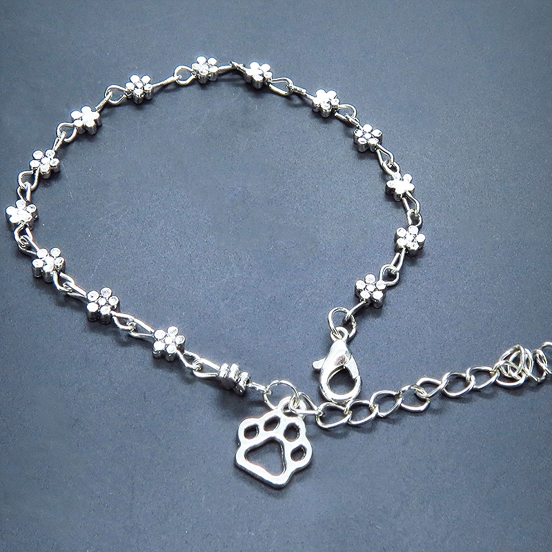 小さな可愛い花柄モチーフのチェーンと肉球のチャームのシルバーカラーブレスレット 猫 犬 アジャスター付