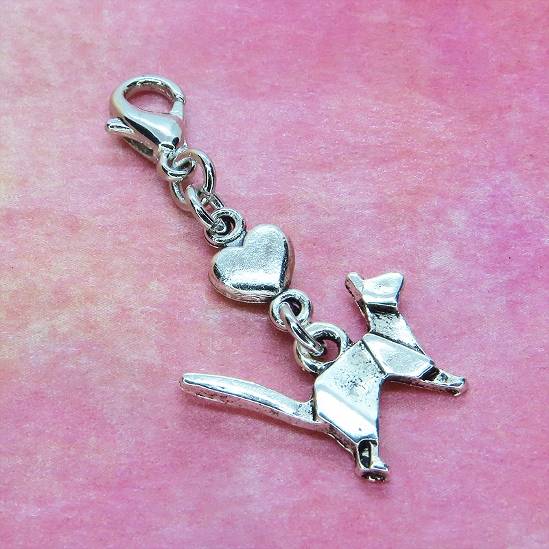 マスクチャーム アンティークシルバー 折り紙のような猫モチーフとハートをつなぎ合わせたチャーム