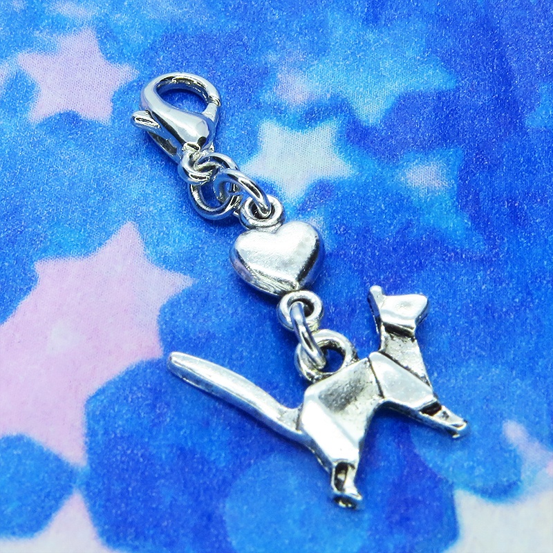 マスクチャーム アンティークシルバー 折り紙のような猫モチーフとハートをつなぎ合わせたチャーム