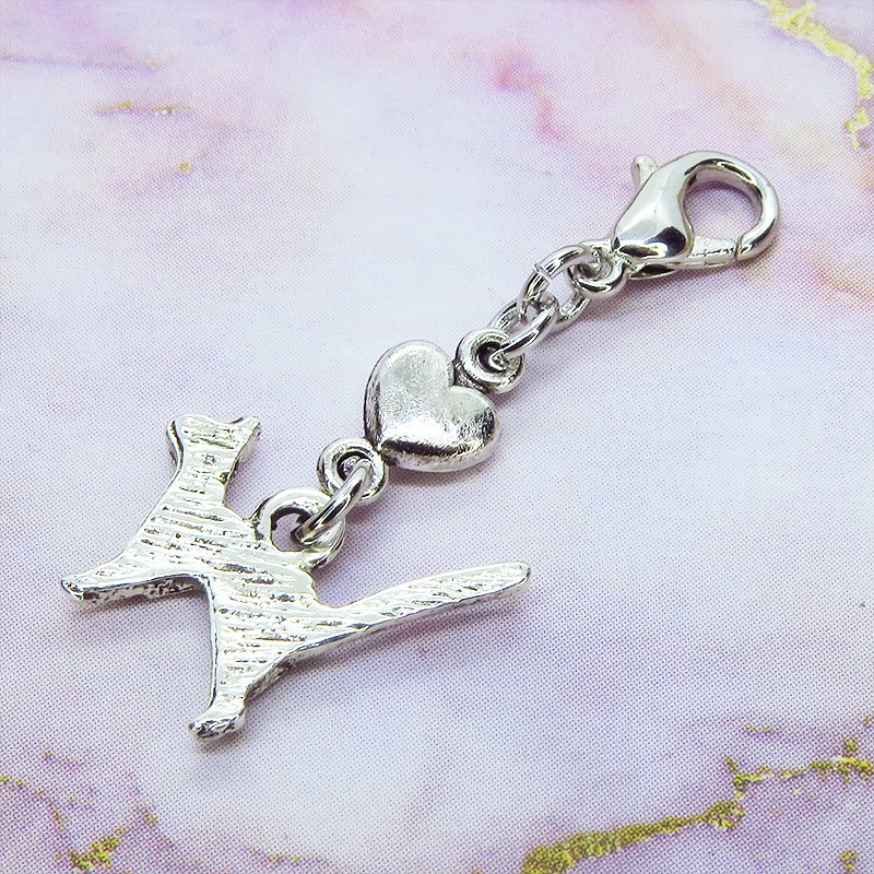 マスクチャーム アンティークシルバー 折り紙のような猫モチーフとハートをつなぎ合わせたチャーム