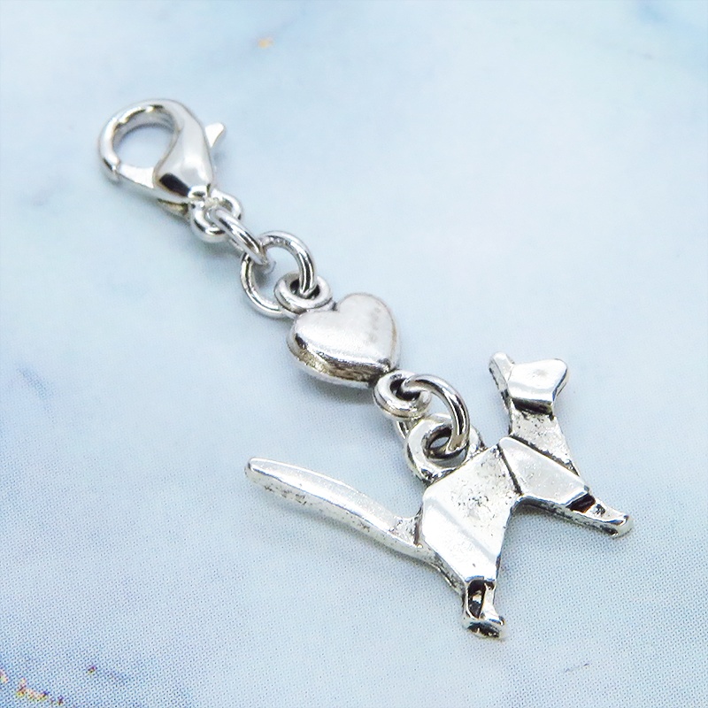 マスクチャーム アンティークシルバー 折り紙のような猫モチーフとハートをつなぎ合わせたチャーム