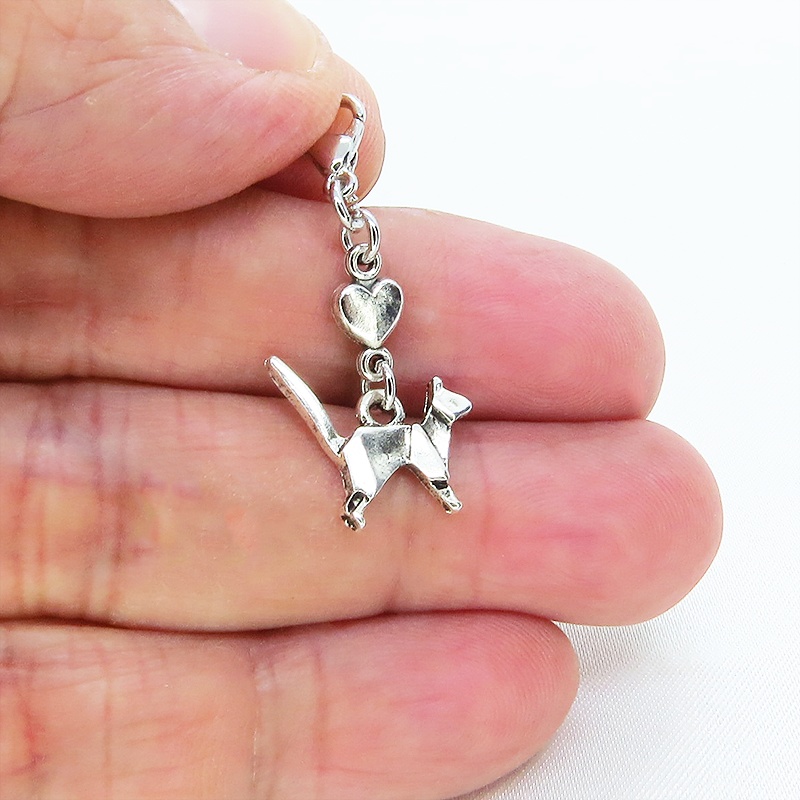 マスクチャーム アンティークシルバー 折り紙のような猫モチーフとハートをつなぎ合わせたチャーム