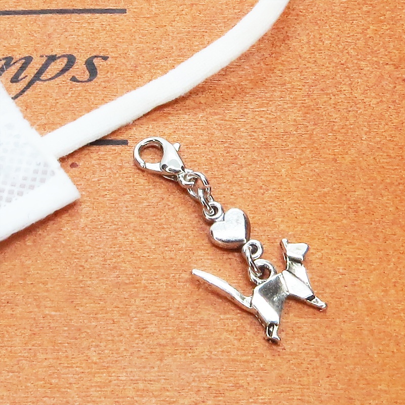 マスクチャーム アンティークシルバー 折り紙のような猫モチーフとハートをつなぎ合わせたチャーム