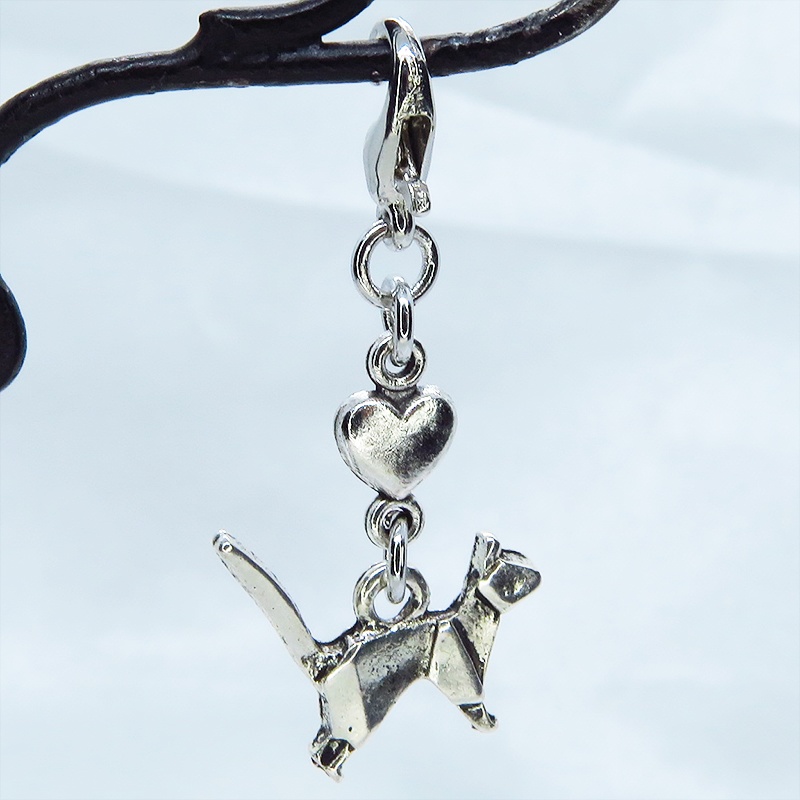 マスクチャーム アンティークシルバー 折り紙のような猫モチーフとハートをつなぎ合わせたチャーム