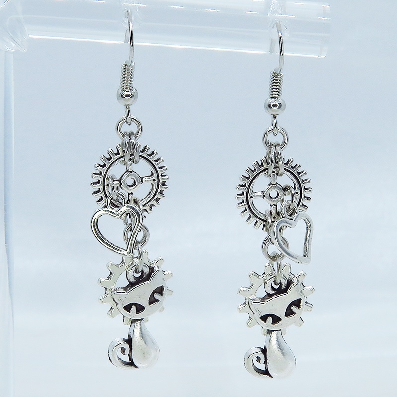 アンティークシルバー 猫と異なる歯車を組合せたスチームパンク風ピアス オープンハート サージカル可