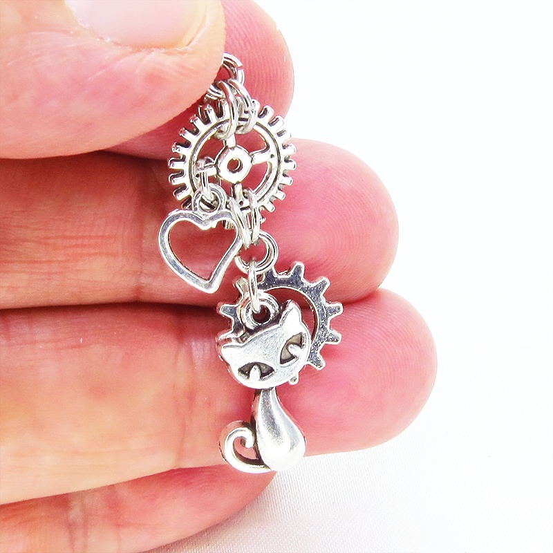 アンティークシルバー 猫と異なる歯車を組合せたスチームパンク風ピアス オープンハート サージカル可