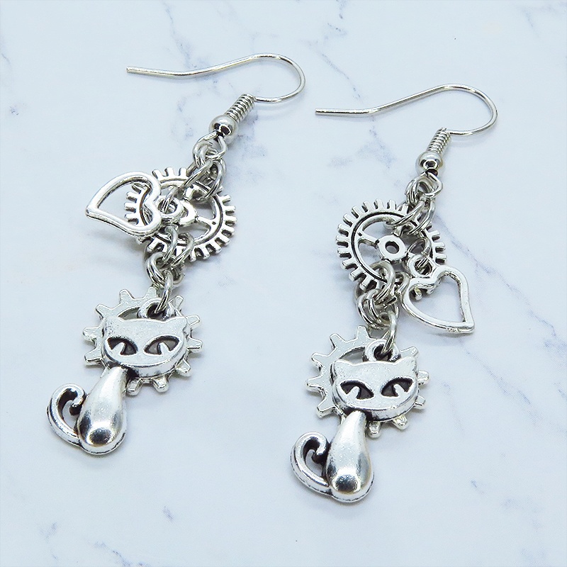 アンティークシルバー 猫と異なる歯車を組合せたスチームパンク風ピアス オープンハート サージカル可