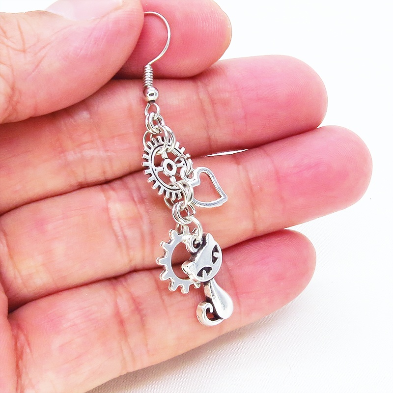 アンティークシルバー 猫と異なる歯車を組合せたスチームパンク風ピアス オープンハート サージカル可