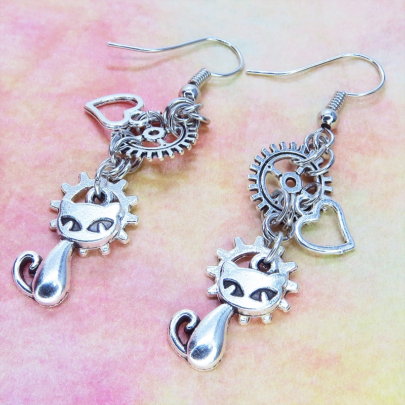 アンティークシルバー 猫と異なる歯車を組合せたスチームパンク風ピアス オープンハート サージカル可