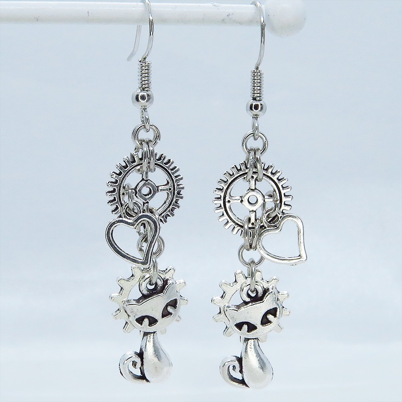 アンティークシルバー 猫と異なる歯車を組合せたスチームパンク風ピアス オープンハート サージカル可