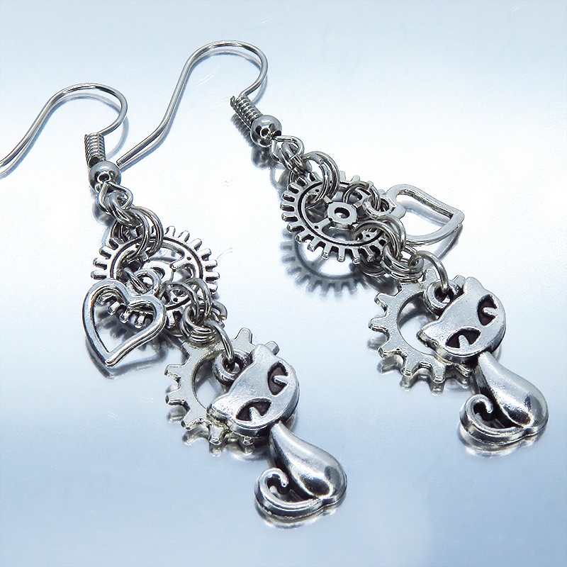 アンティークシルバー 猫と異なる歯車を組合せたスチームパンク風ピアス オープンハート サージカル可