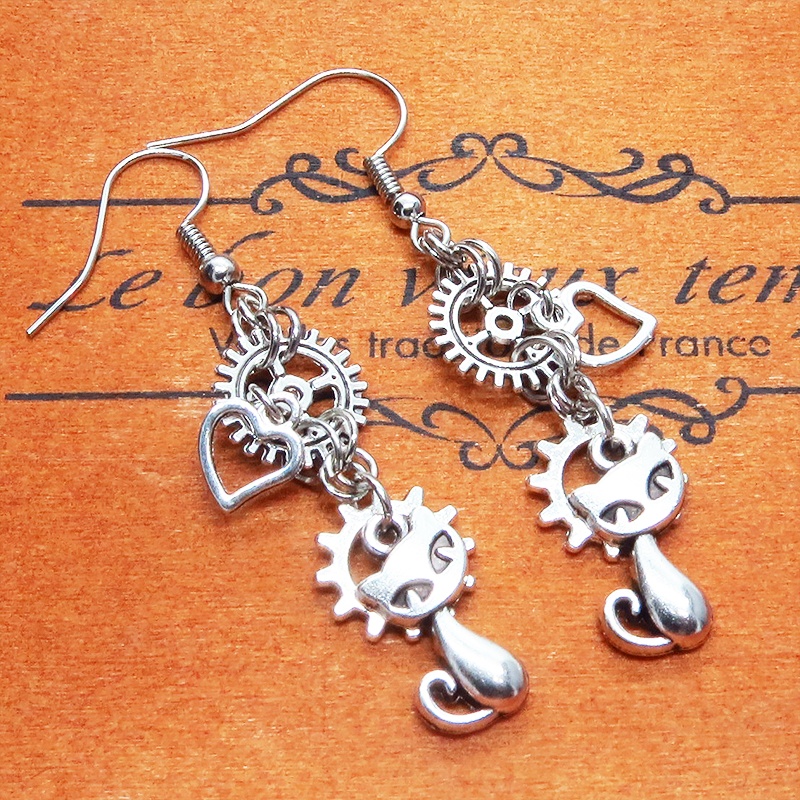 アンティークシルバー 猫と異なる歯車を組合せたスチームパンク風ピアス オープンハート サージカル可