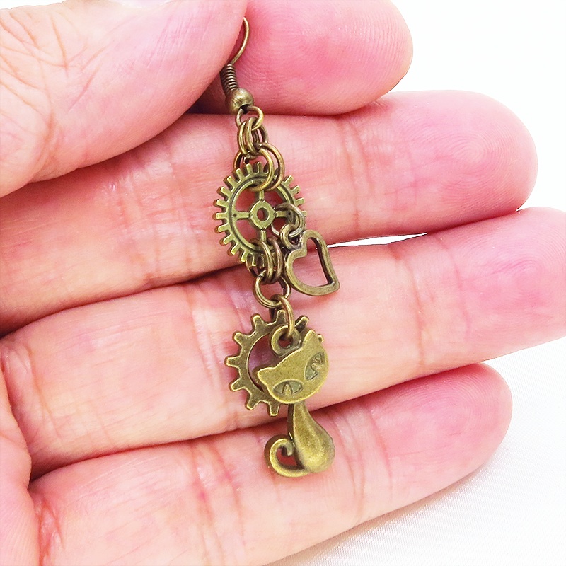 アンティークゴールド 猫と異なる歯車を組合せたスチームパンク風ピアス オープンハート