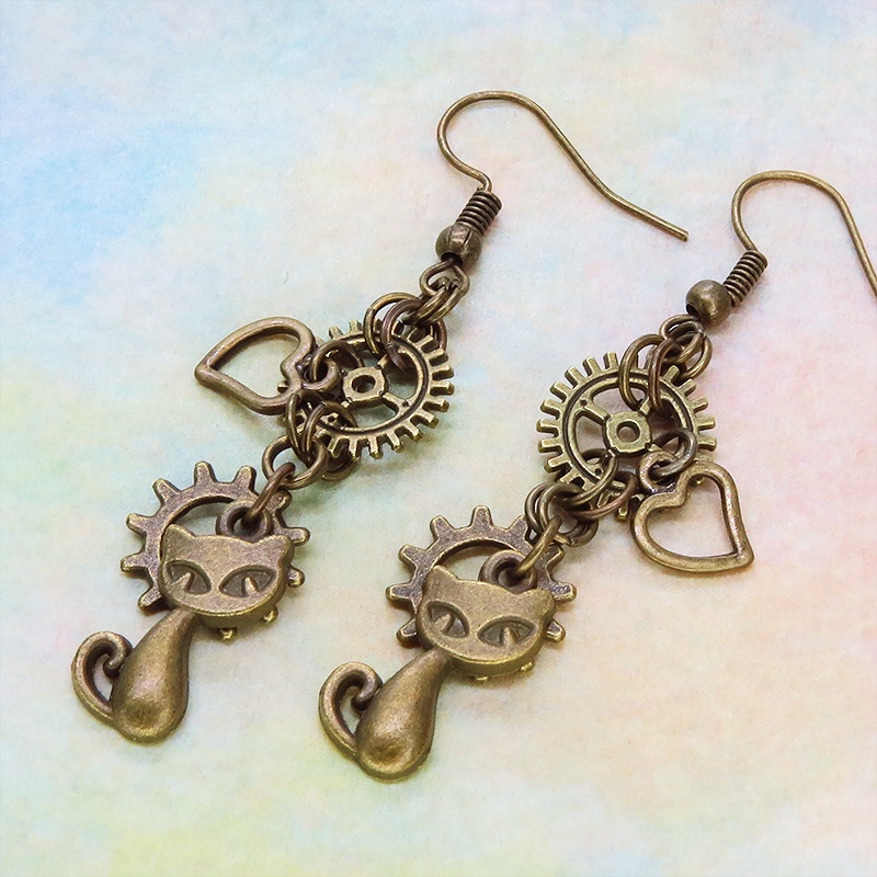 アンティークゴールド 猫と異なる歯車を組合せたスチームパンク風ピアス オープンハート