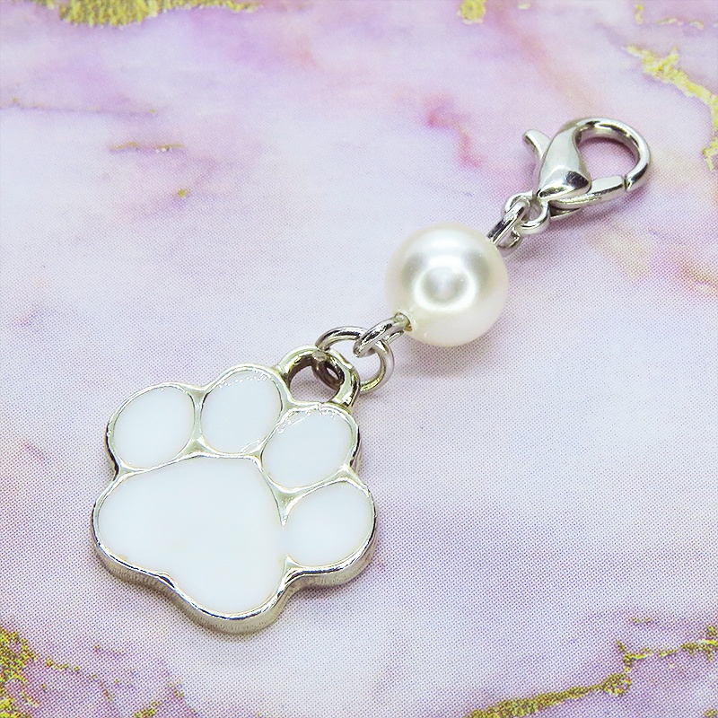 マスクチャーム 白い肉球とスワロフスキーパール(ホワイト)を組合せたチャーム エナメル 猫 犬 キーホルダー