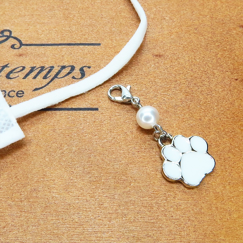 マスクチャーム 白い肉球とスワロフスキーパール(ホワイト)を組合せたチャーム エナメル 猫 犬 キーホルダー