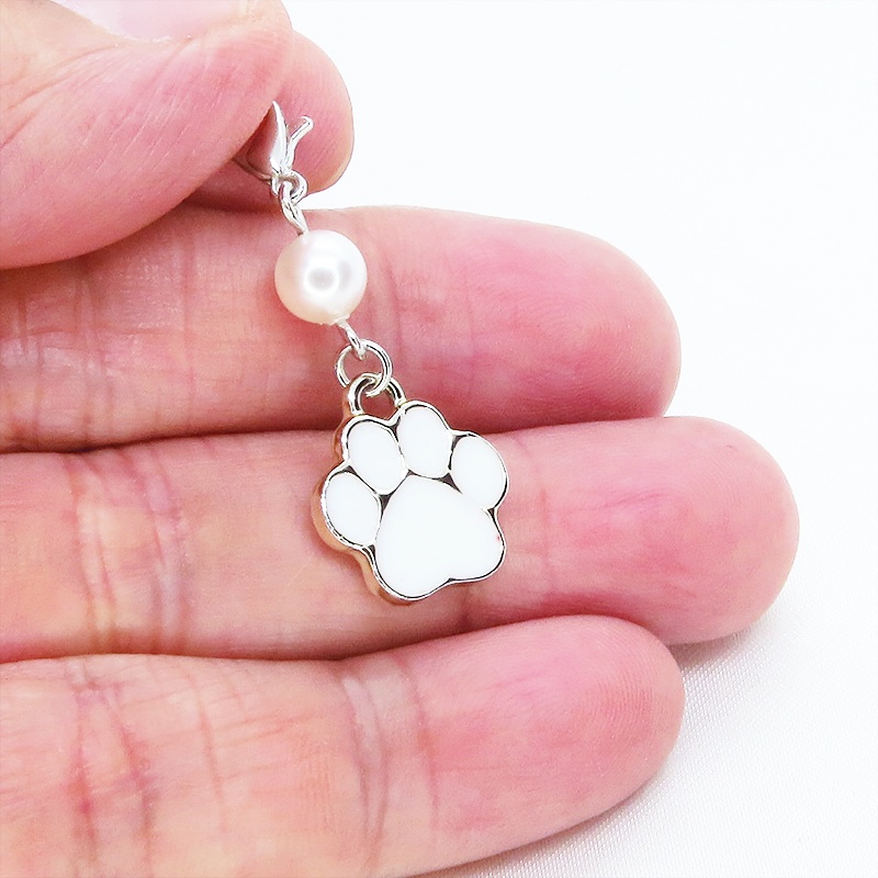 マスクチャーム 白い肉球とスワロフスキーパール(ホワイト)を組合せたチャーム エナメル 猫 犬 キーホルダー