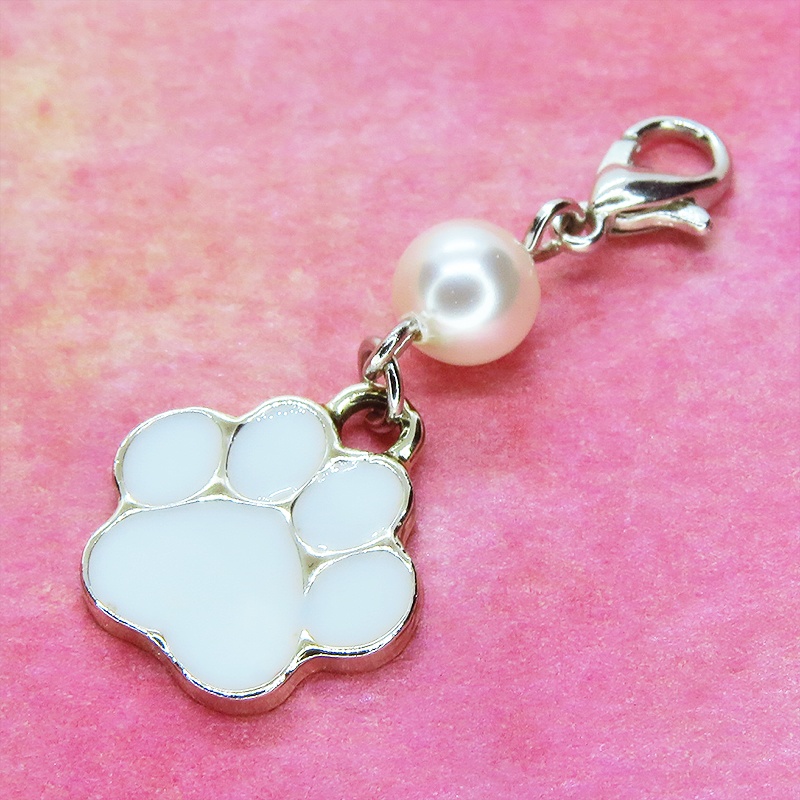 マスクチャーム 白い肉球とスワロフスキーパール(ホワイト)を組合せたチャーム エナメル 猫 犬 キーホルダー