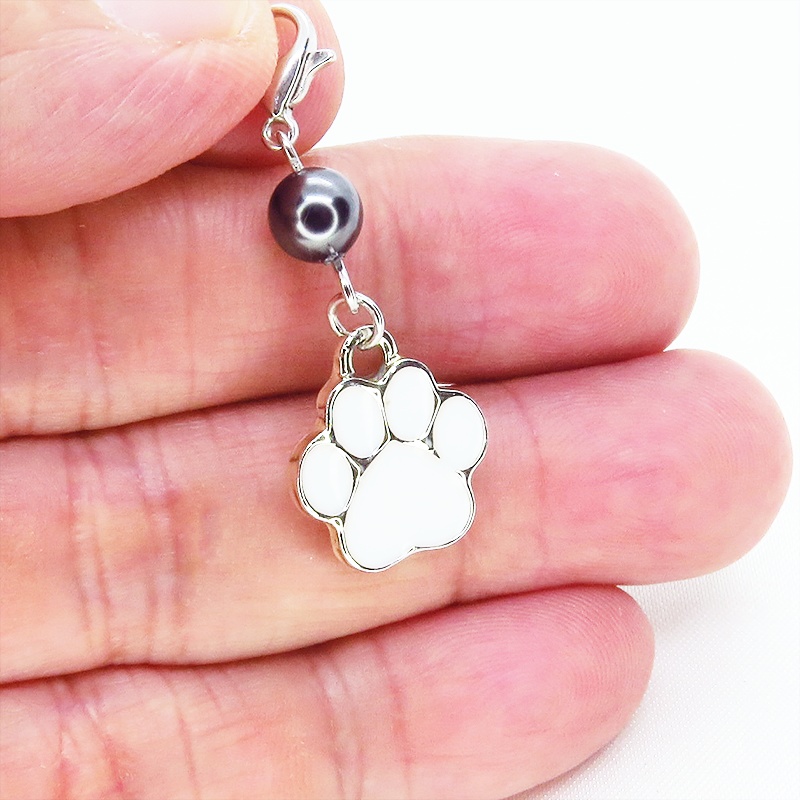 マスクチャーム 白い肉球とスワロフスキーパール(ブラック)を組合せたチャーム エナメル 猫 犬 キーホルダー