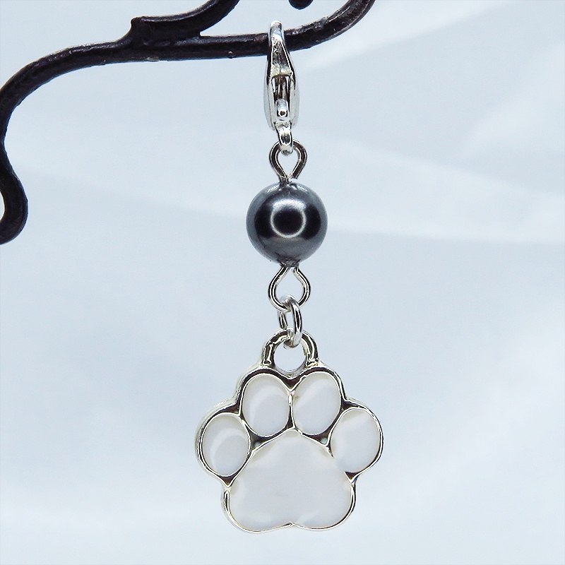 マスクチャーム 白い肉球とスワロフスキーパール(ブラック)を組合せたチャーム エナメル 猫 犬 キーホルダー