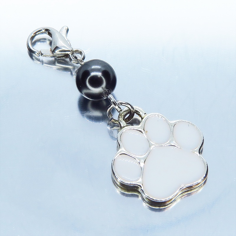 マスクチャーム 白い肉球とスワロフスキーパール(ブラック)を組合せたチャーム エナメル 猫 犬 キーホルダー