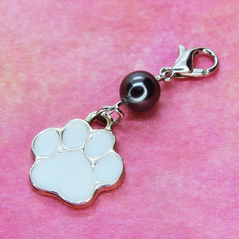 マスクチャーム 白い肉球とスワロフスキーパール(ブラック)を組合せたチャーム エナメル 猫 犬 キーホルダー