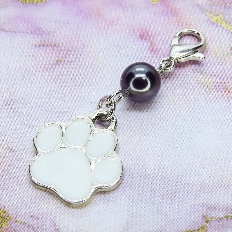 マスクチャーム 白い肉球とスワロフスキーパール(ブラック)を組合せたチャーム エナメル 猫 犬 キーホルダー