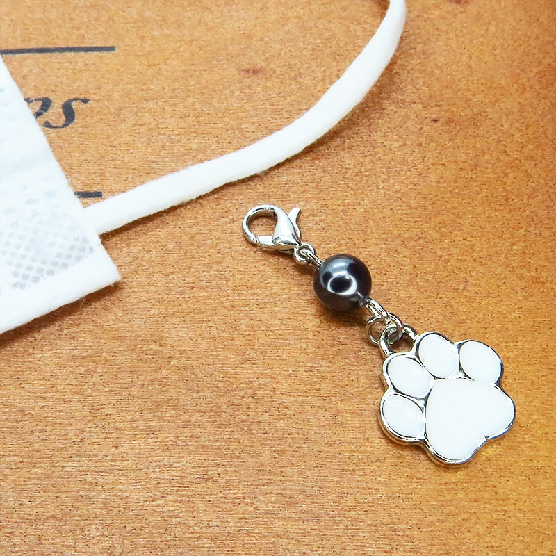 マスクチャーム 白い肉球とスワロフスキーパール(ブラック)を組合せたチャーム エナメル 猫 犬 キーホルダー