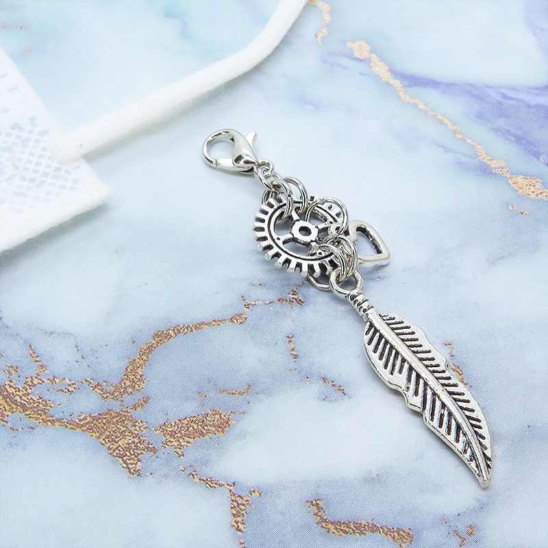 マスクチャーム アンティークシルバー フェザーと歯車を組合せたスチームパンク風チャーム ハート