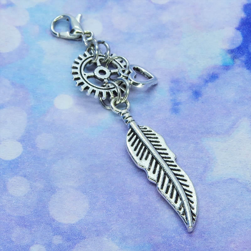 マスクチャーム アンティークシルバー フェザーと歯車を組合せたスチームパンク風チャーム ハート