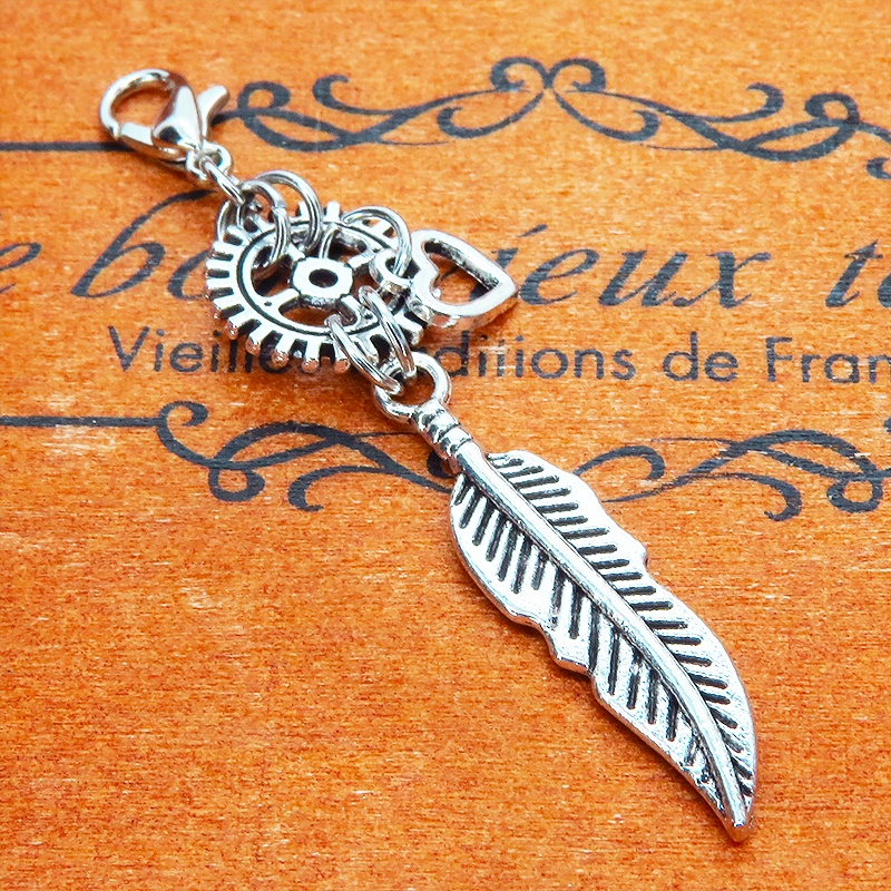 マスクチャーム アンティークシルバー フェザーと歯車を組合せたスチームパンク風チャーム ハート