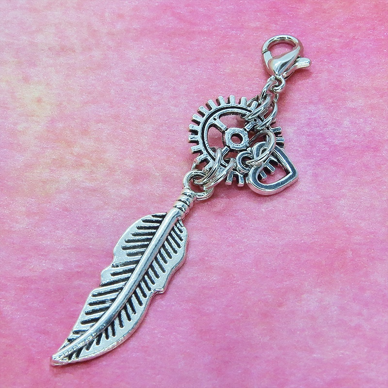 マスクチャーム アンティークシルバー フェザーと歯車を組合せたスチームパンク風チャーム ハート
