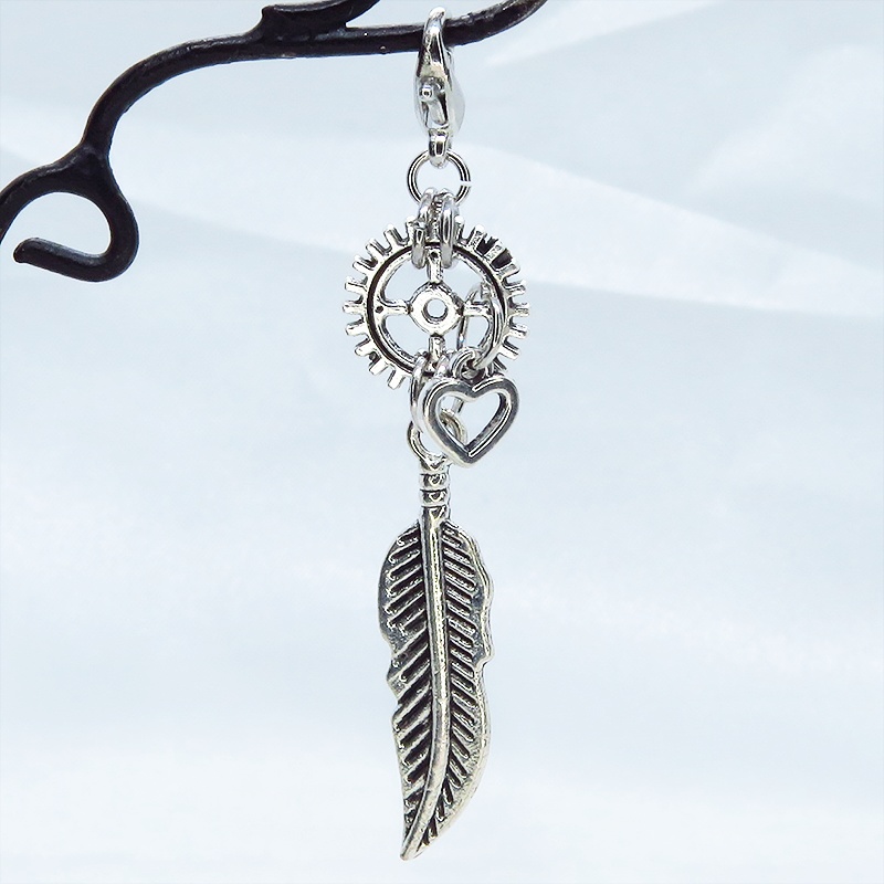 マスクチャーム アンティークシルバー フェザーと歯車を組合せたスチームパンク風チャーム ハート