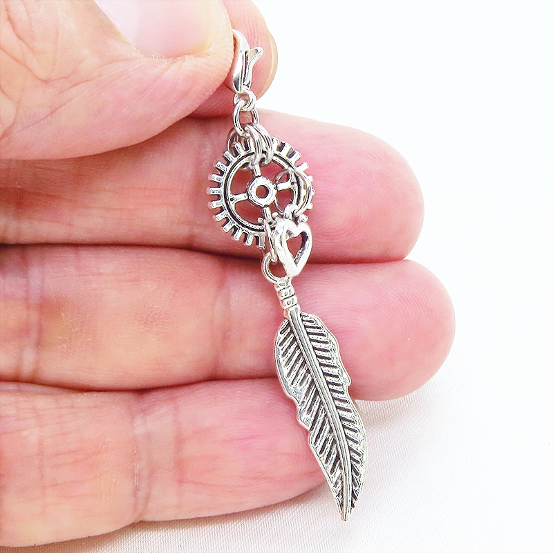 マスクチャーム アンティークシルバー フェザーと歯車を組合せたスチームパンク風チャーム ハート