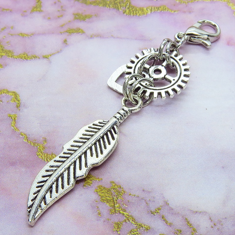 マスクチャーム アンティークシルバー フェザーと歯車を組合せたスチームパンク風チャーム ハート